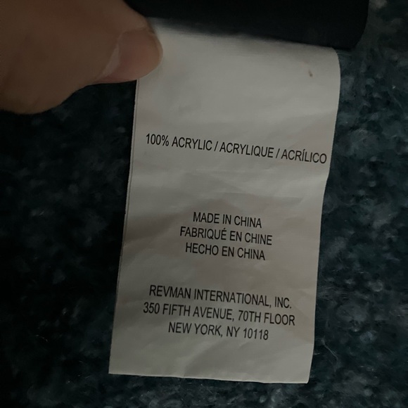 Nautica supersoft plush-knit blanket/throw. Fringed throw adds warm/cozy touch! - Picture 4 of 5